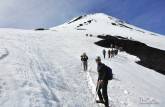 O Haroldo e o resto do grupo enfrentando as encostas nevadas do vulcão Villarrica, região de Pucón, no sul do Chile